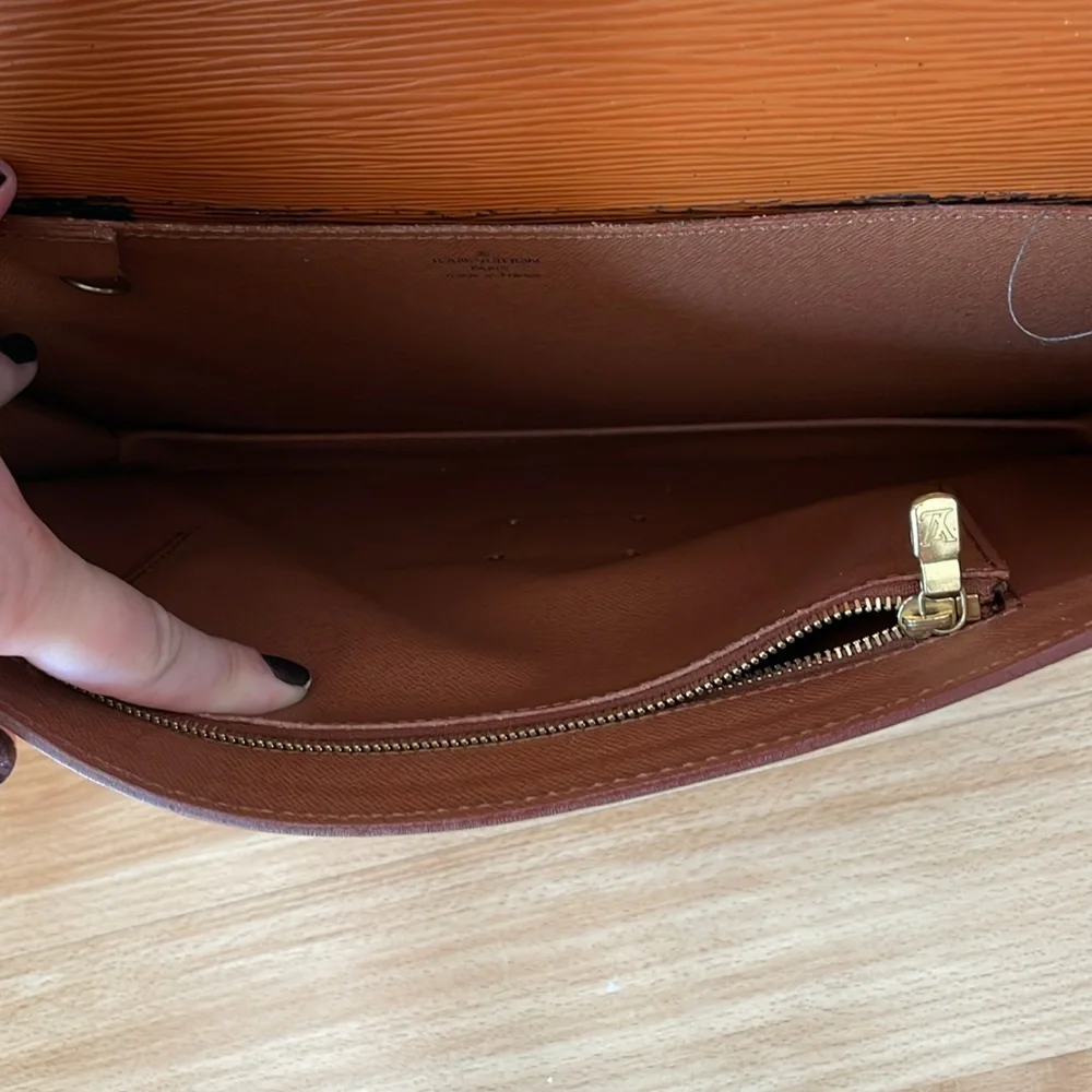 🚨LOUIS VUITTON🚨Tan Epi leather briefcase/portfolio (marks + peeling) - Picture 13 of 17
